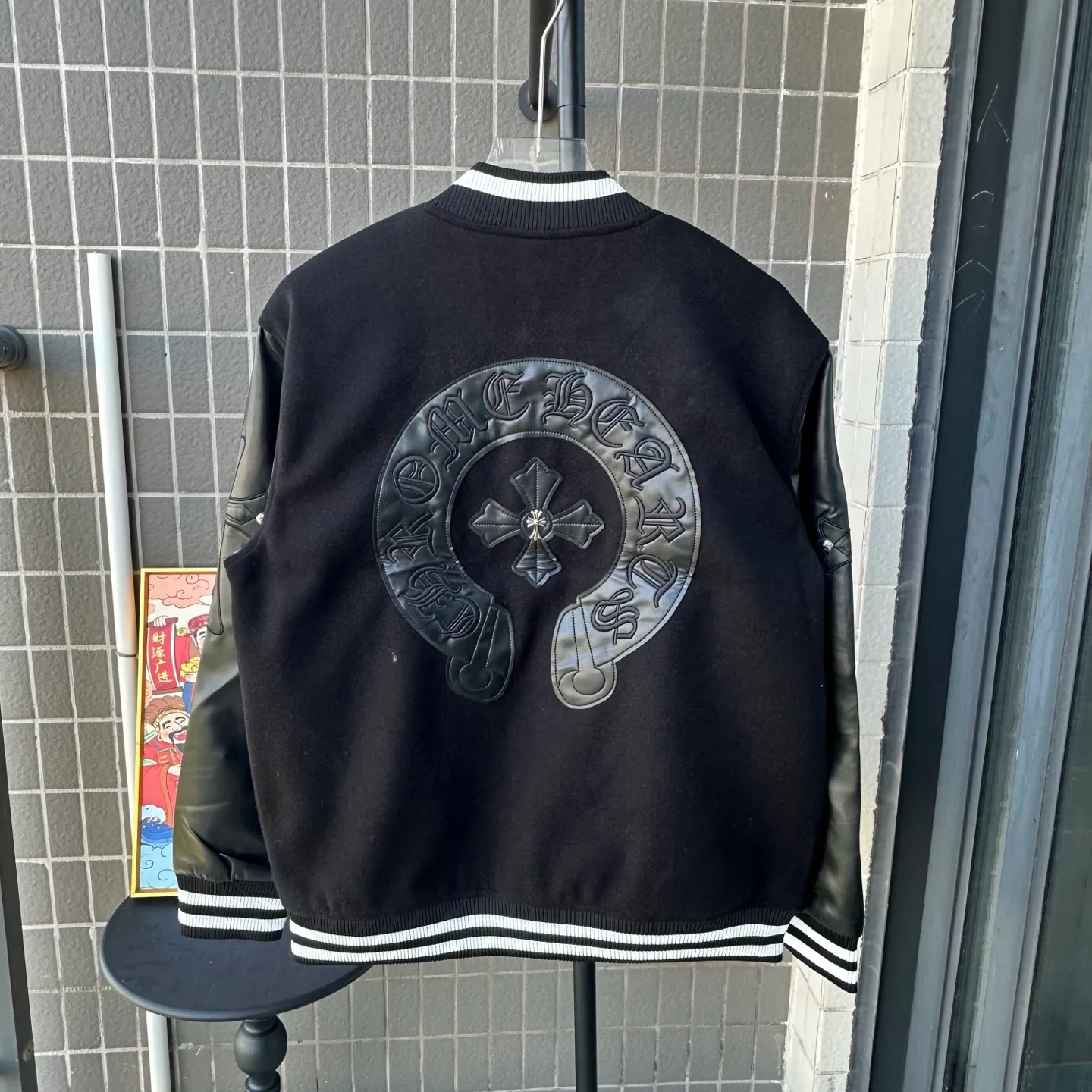 P370 Model No.: TT110 Chromehearts/Cro Heart Cross Embroidered Letters Leather Sleeves Spliced ​​Baseball Jacket Channel Boutique The most popular baseball jacket among fashionable men and fashionable women. There are versions at all levels in the market (you must compare the details). The most powerful quality control has been producing and researching baseball uniforms for 7 years. The details are exquisite. With it, you are the most beautiful boy in the world. The paint-coated full-face four-button buckle (button with LOGO), the average weight of the fabric is nearly 900 grams, and it is made of wool + eyeliner blended, custom-woven and dyed wool with high color fastness. The lining is made of silky and delicate cupro fiber! The texture is thick, the color is more uniform and beautiful, and the sharp edges and corners are full of three-dimensionality, showing laziness, casualness, and youthful vitality! Color: Black Navy Size: S-XL